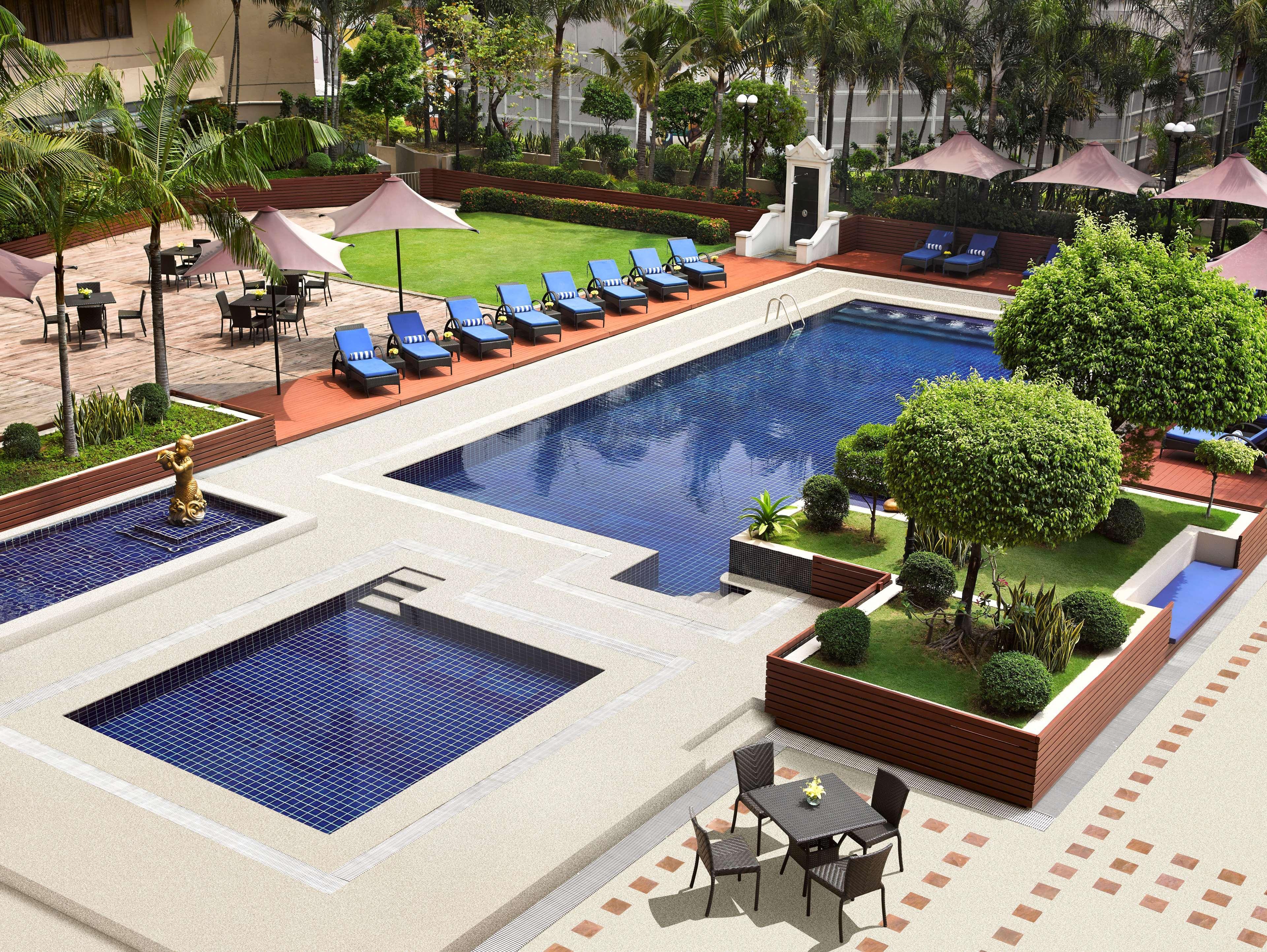 Dusit Thani Manila Makati City Ngoại thất bức ảnh The pool at the hotel