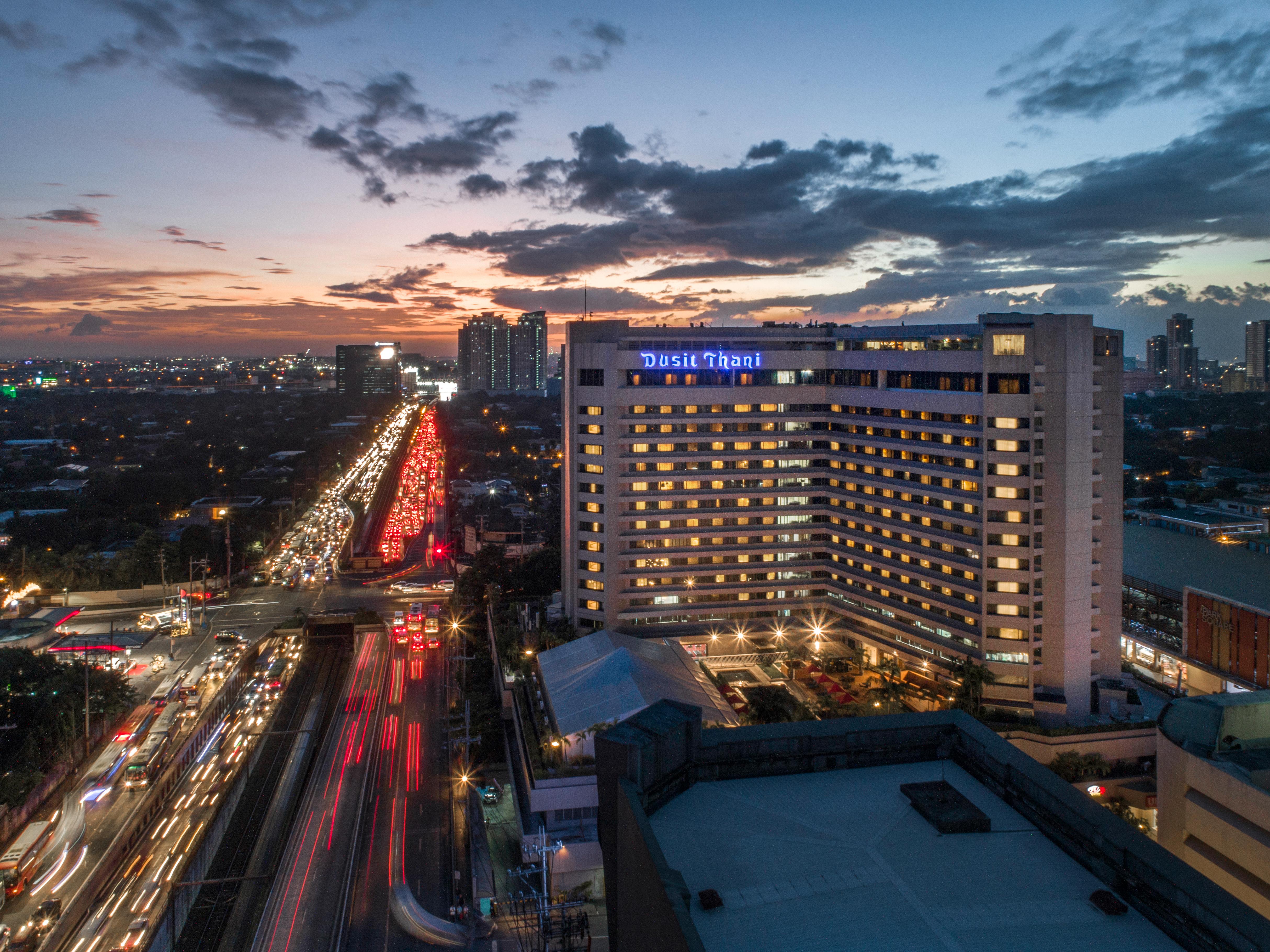 Dusit Thani Manila Makati City Ngoại thất bức ảnh The hotel at night