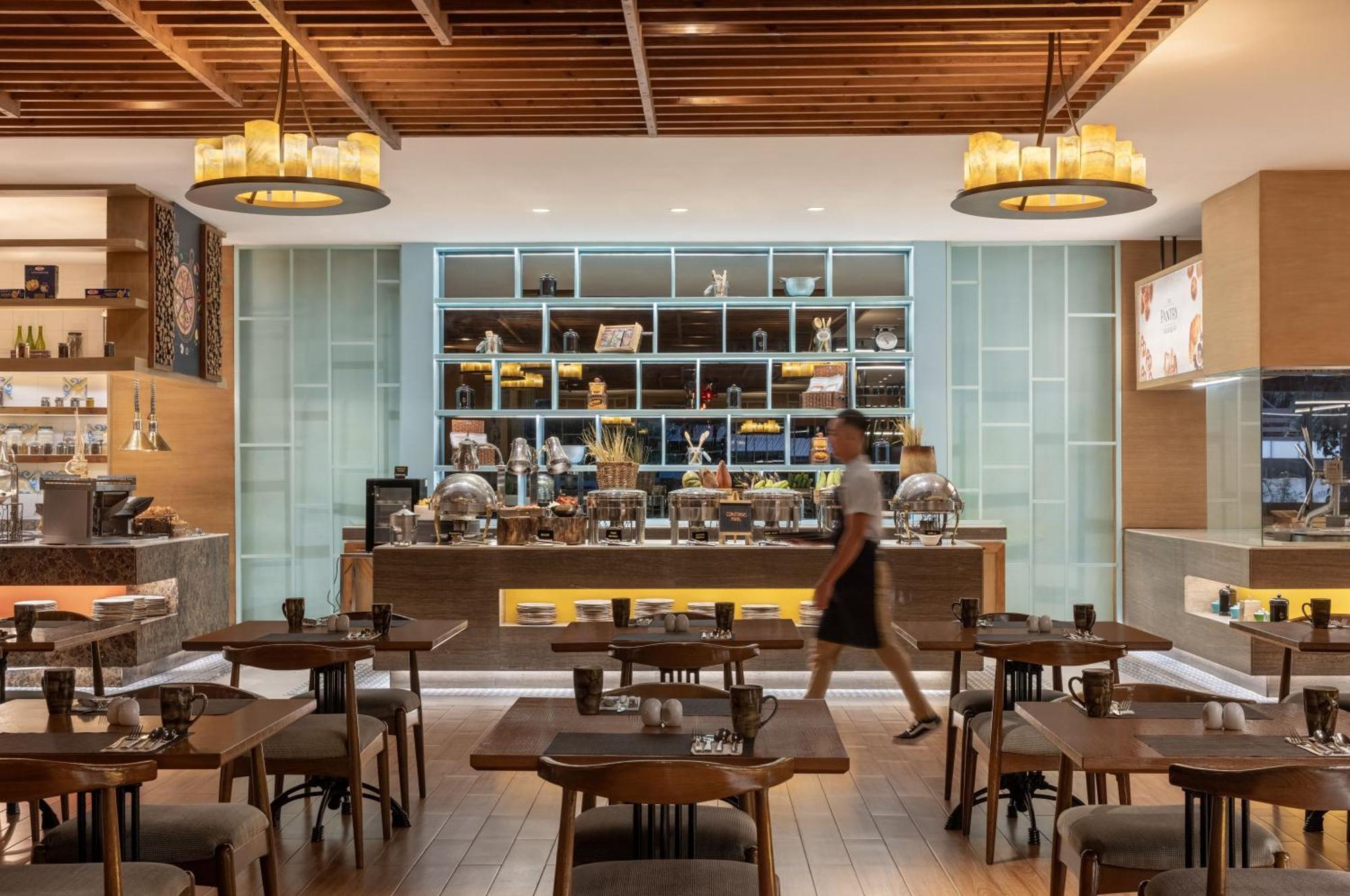 Dusit Thani Manila Makati City Ngoại thất bức ảnh The restaurant at the airport