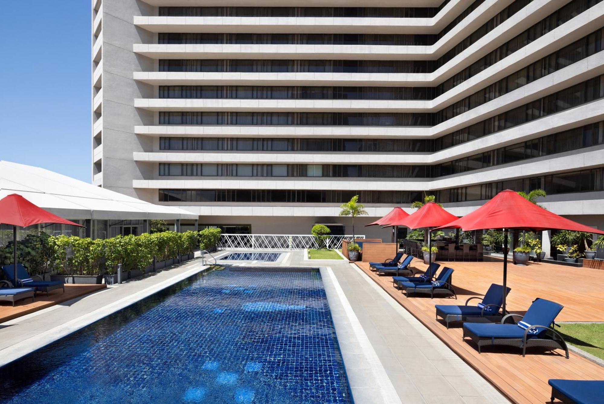 Dusit Thani Manila Makati City Ngoại thất bức ảnh The pool at the hotel