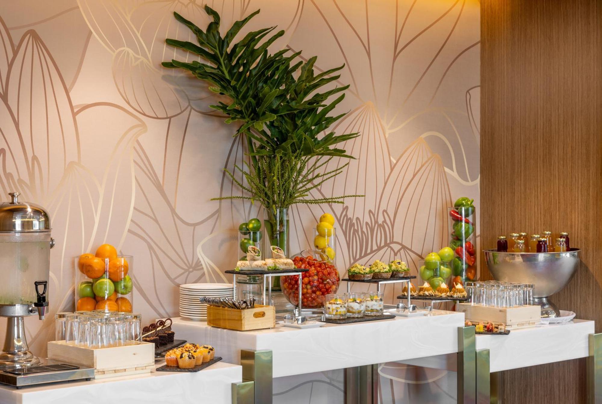 Dusit Thani Manila Makati City Ngoại thất bức ảnh A buffet at a hotel