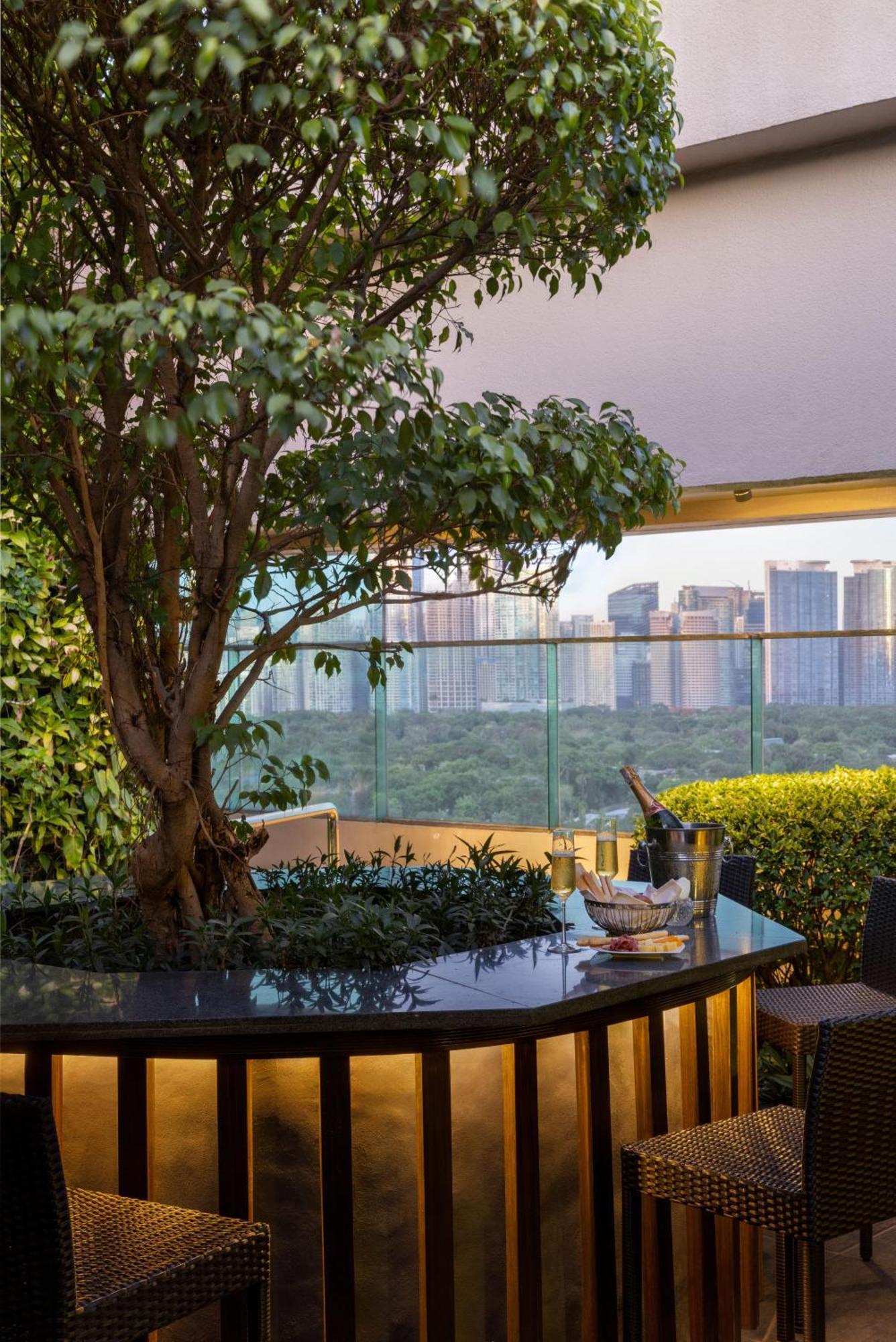 Dusit Thani Manila Makati City Ngoại thất bức ảnh The Park, Hyderabad