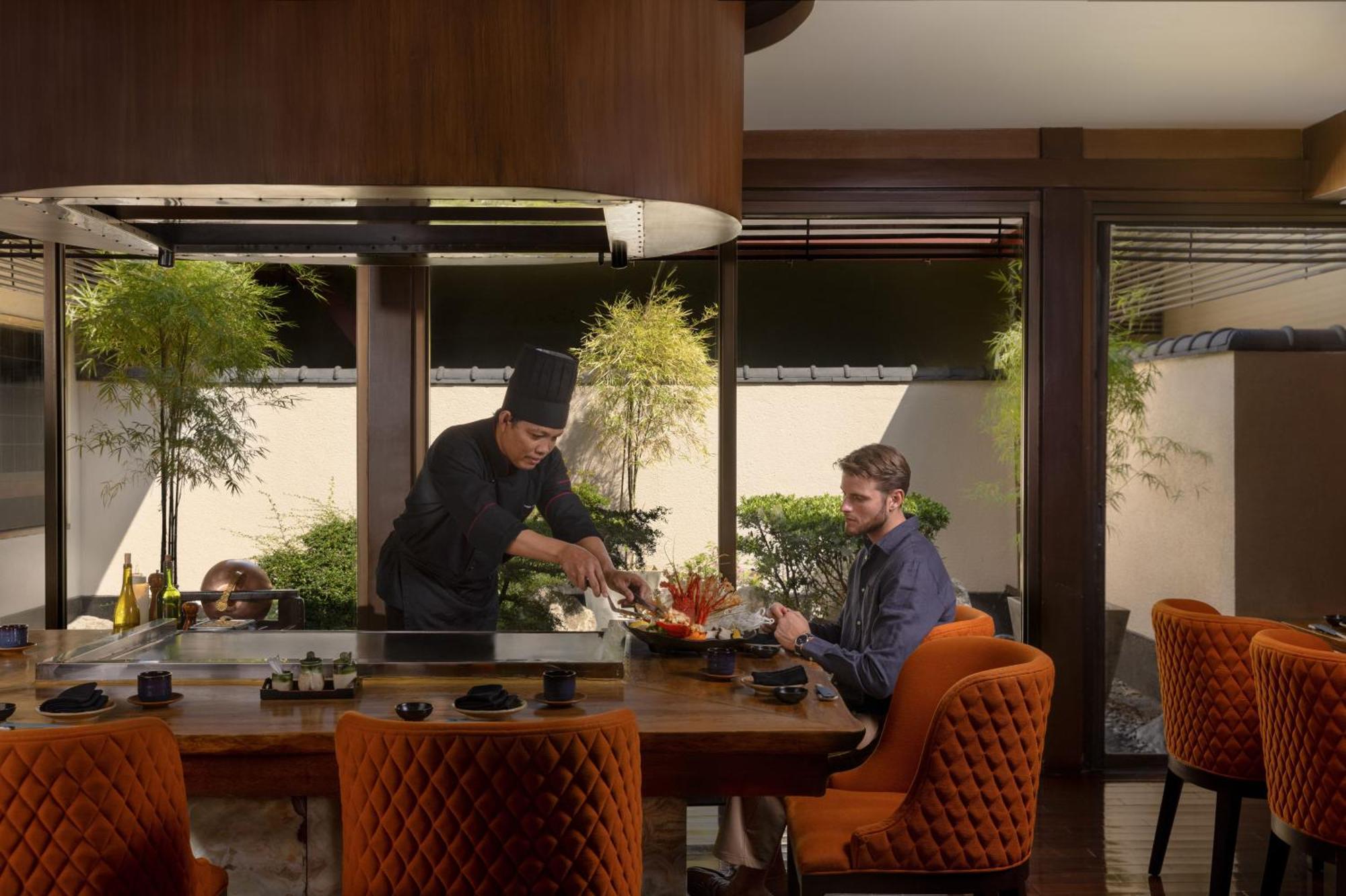 Dusit Thani Manila Makati City Ngoại thất bức ảnh Chef at work at the hotel's restaurant
