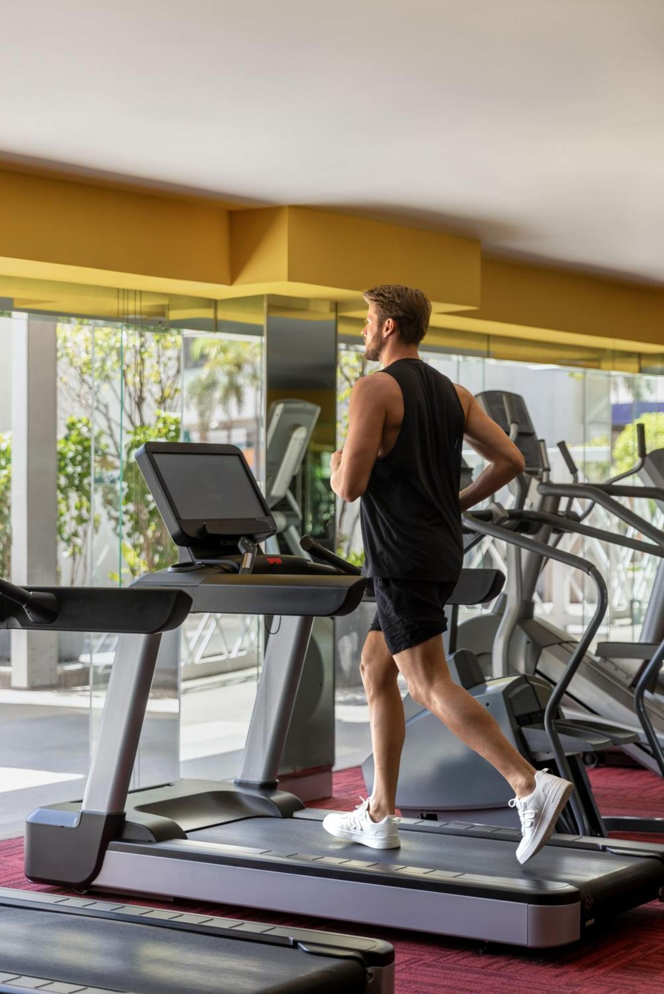 Dusit Thani Manila Makati City Ngoại thất bức ảnh A treadmill in use